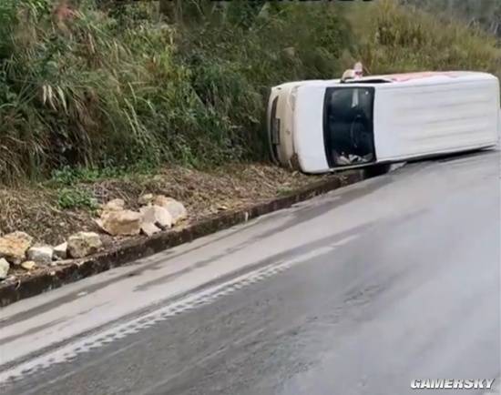 轿车侧翻 司机车内淡定打游戏：这里比较暖和官方正版下载 - 极玩家