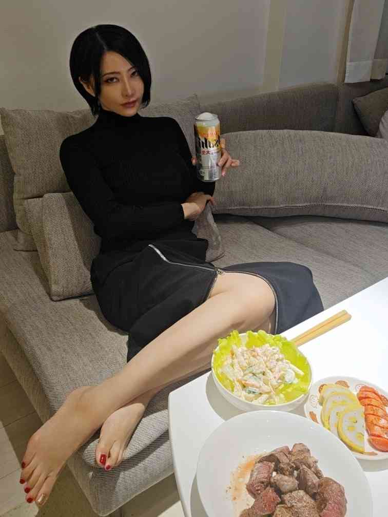 48岁日本漫画家晒生活照 神似《生化危机》艾达王(图1) 48岁日本漫画家晒生活照 神似《生化危机》艾达王