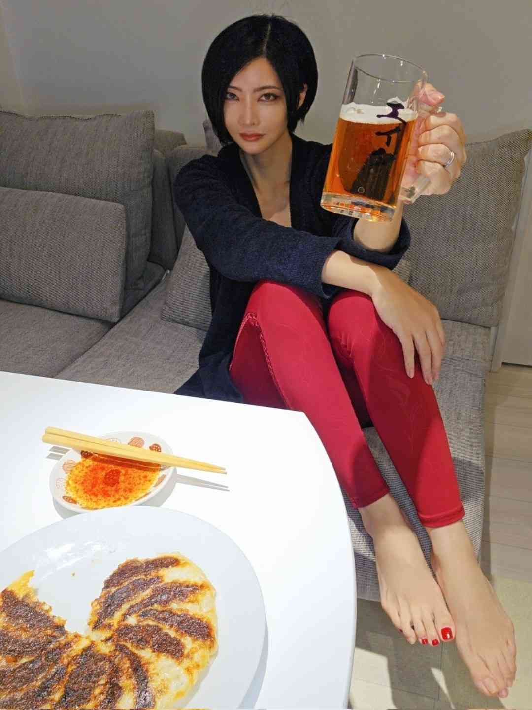 48岁日本漫画家晒生活照 神似《生化危机》艾达王(图4) 48岁日本漫画家晒生活照 神似《生化危机》艾达王