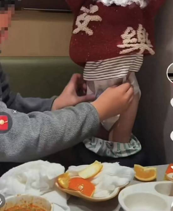 2岁幼童火锅里扔纸尿裤，海底捞为何再次遭遇