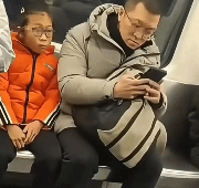 上海地铁惊现代坐服务，每月50元包月占座背后暗藏法律风险官方正版下载 - 极玩家