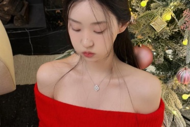 《剑星》体模申才恩新美照：红色毛衣半露迷人香肩！官方正版下载 - 极玩家